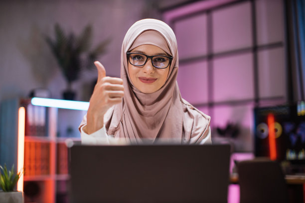 自信的穆斯林女性IT专家，经济学家，经纪人，正装金融专家图片下载