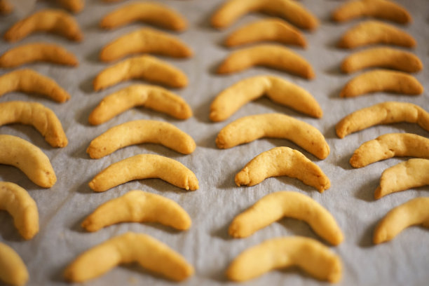 自制圣诞香草传统饼干放在烤箱烤盘上准备装饰，圣诞概念图片下载