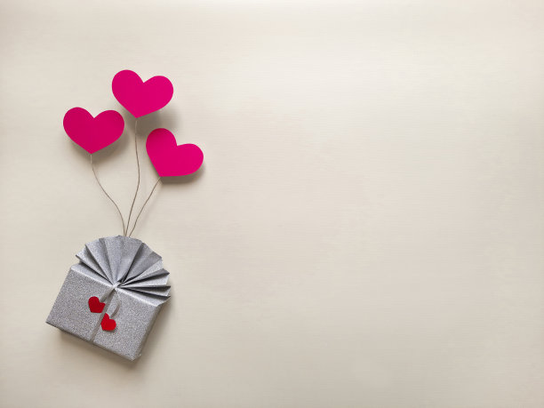 挑选，购买，包装，运送情人节礼物，婚礼。前视图。副本的空间。图片下载