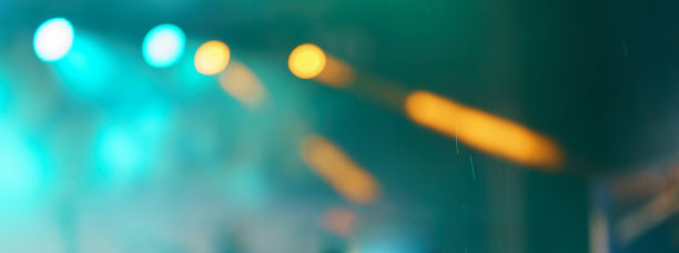 舞台上的未来主义明亮的蓝色和金色灯光散焦。图片下载
