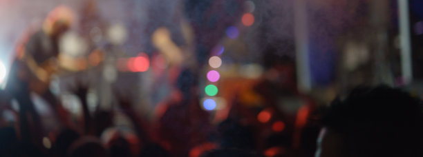 人们在街头摇滚音乐会中兴奋不已。图片下载