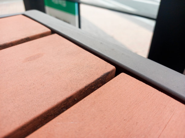 咖啡馆前的木桌特写图片下载