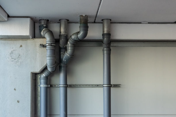 排水管从上面的楼层从屋顶下来。图片下载