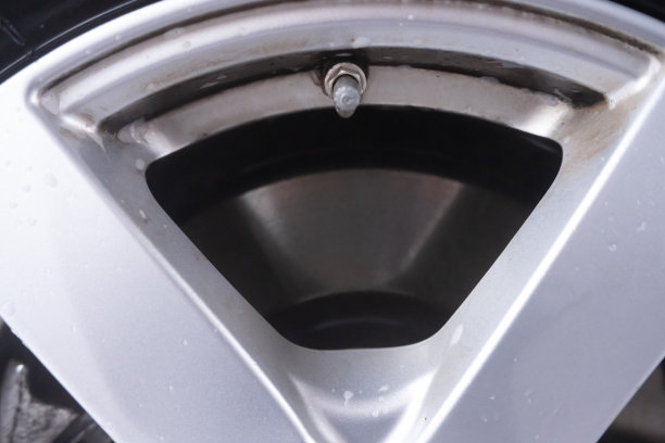 肮脏的铝轮圈即将被清洗。图片下载