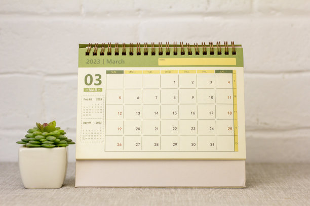 你好,春天。2023年3月的日历。用于计划的桌面日历。图片下载