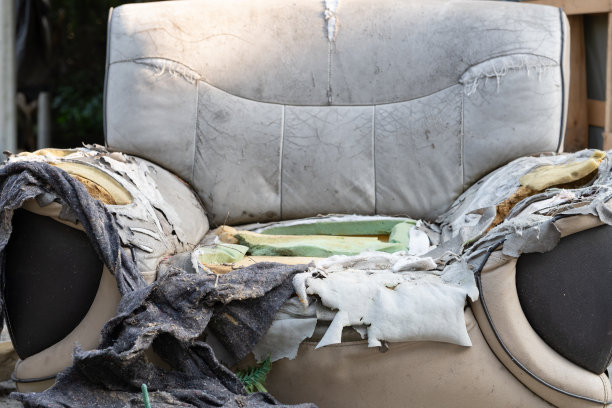 一个严重损坏的沙发在户外横向构成图片下载