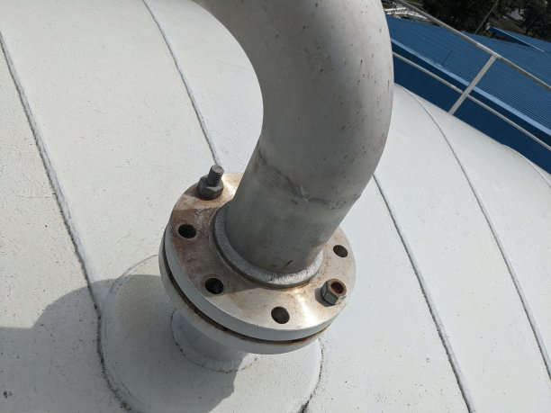 管道、过滤器和水箱的施工材料特写照片。图片下载