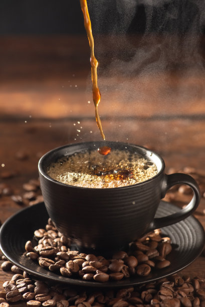 咖啡热和黑杯，倒咖啡到黑杯上的质朴木，深色食物风格的照片，选择性聚焦。图片下载