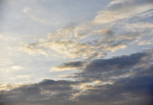夏天日落的天空，粉红色和蓝色的云。美丽的日落与太阳。图片下载
