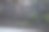 一个黑色的铁栅栏和一个红色的栅栏，下午有一所房子。图片下载