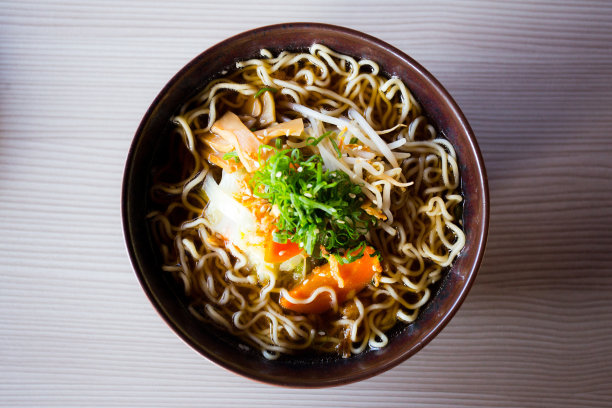 素食日本蔬菜汤拉面。传统的大阪食谱。图片下载