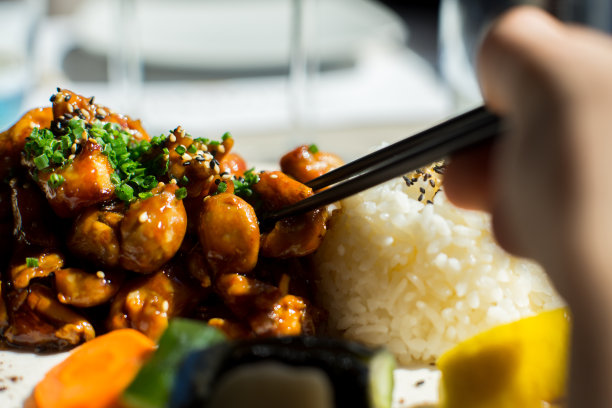 用照烧酱煮的鸡肉。传统的日本食谱。图片下载