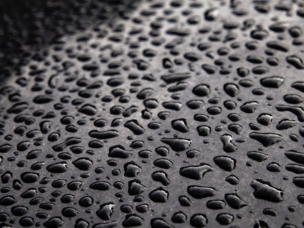 雨滴落在金属表面图片下载