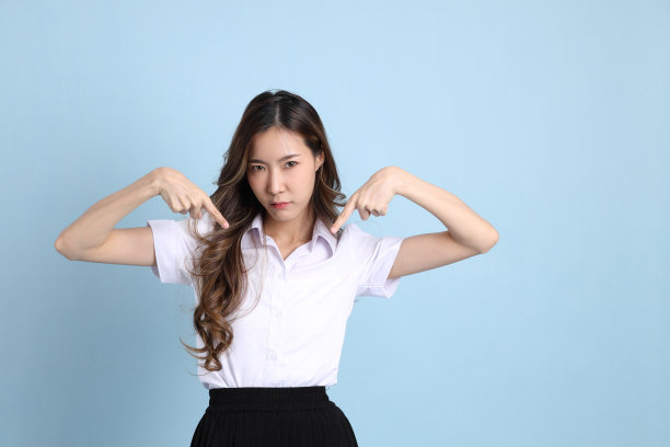 穿校服的女孩图片下载