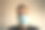 有魅力的白人男子戴面具的照片图片下载
