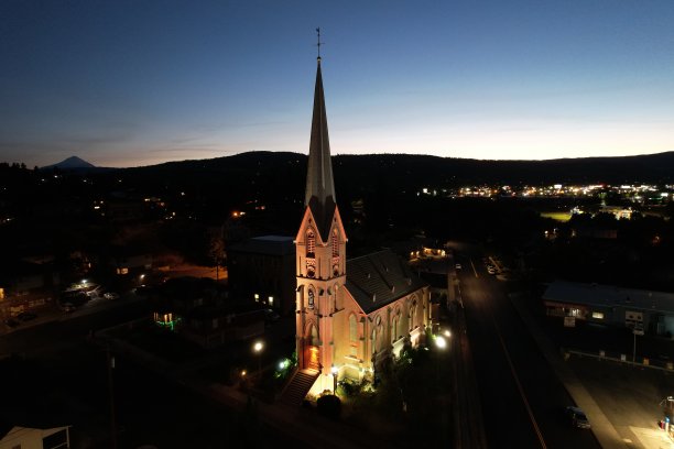 美丽的夜晚教堂。图片下载