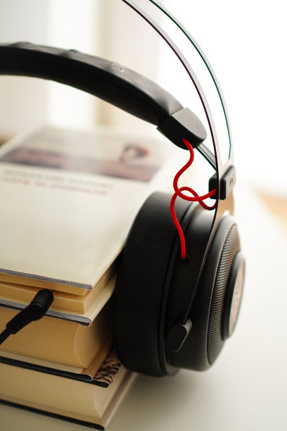 有声读物，耳机和白皮书的图像图片下载