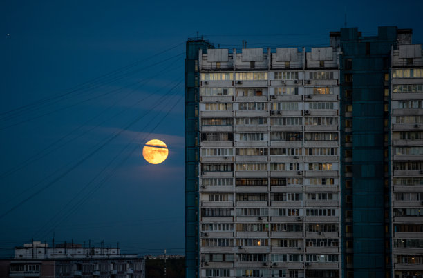 月亮在居民区图片下载