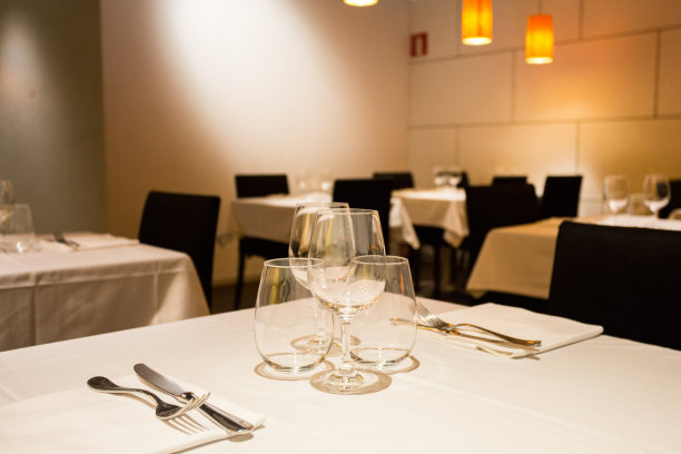 优雅的餐厅餐桌，餐具，陶器和玻璃杯。图片下载