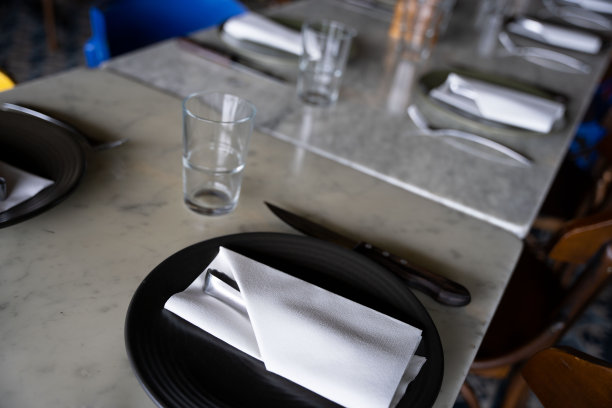 盘子和银制餐具在餐厅餐桌上图片下载