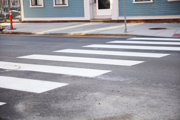 人行横道的生活城市街道和柏油路图片下载