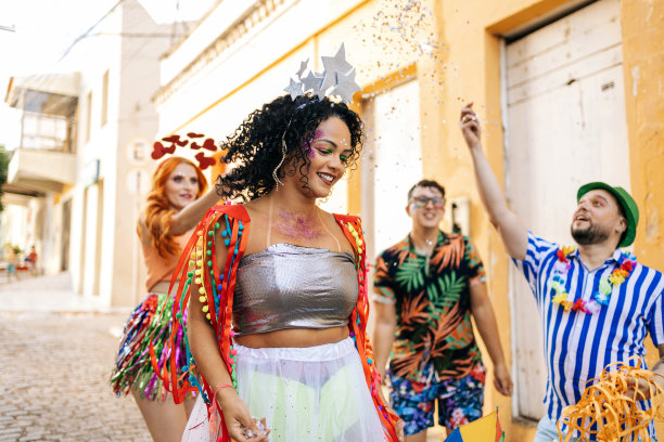 巴西的狂欢节。一群朋友庆祝嘉年华派对图片下载
