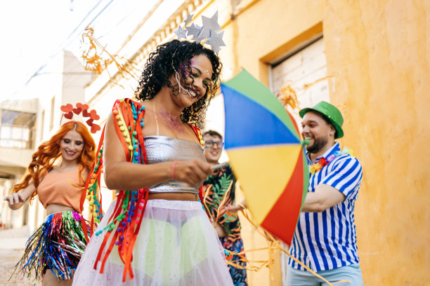 巴西的狂欢节。一群朋友庆祝嘉年华派对图片下载