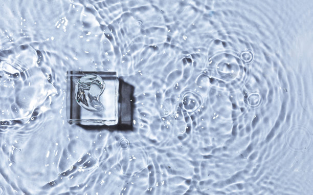 透明凝胶在水背景上的玻璃讲台。保湿化妆品的概念图片下载