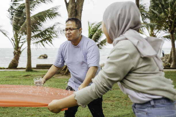 一群人在沙滩上训练。春天的一天，他们在公园里练习合作。图片下载