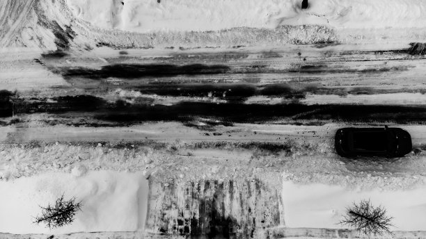 无人机俯瞰城市街道，并在住宅车道犁。图片下载