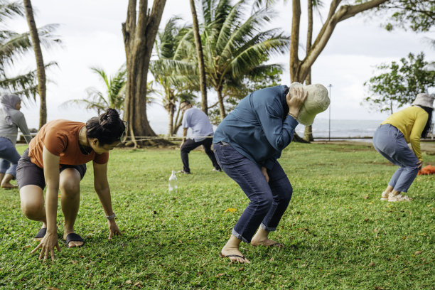 一群人在沙滩上训练。春天的一天，他们在公园里练习合作。图片下载