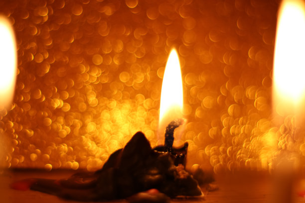 烛光在黑暗中，烛光的背景图片下载