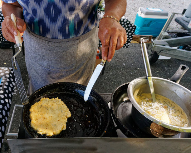 市场摊位上正在煮银鱼馅饼，准备做银鱼三明治。图片下载