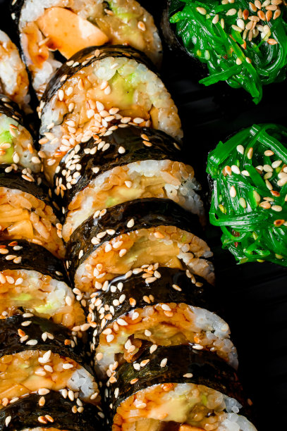 近距离顶部视图设置美味的寿司卷。日本东方料理。图片下载