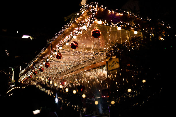 德国多特蒙德圣诞市场装饰散焦灯背景散焦彩色Weihnachtsmarkt手工工艺假期冬季传统季节12月图片下载