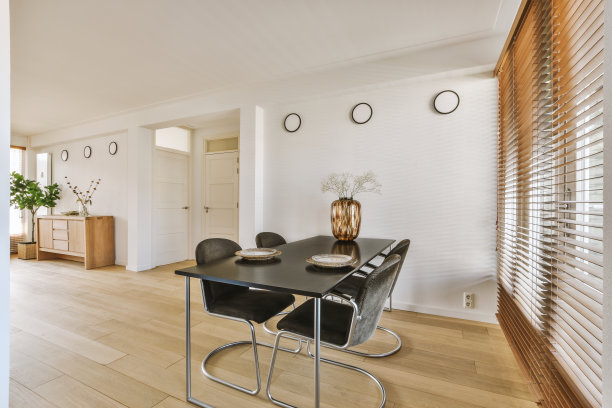 一室公寓室内与木制家具图片下载