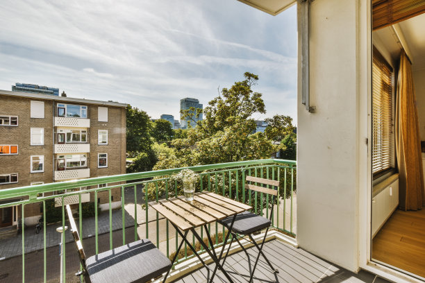 带椅子和门的狭窄阳台图片下载