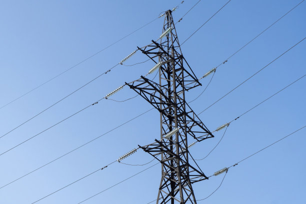 电力线路。高压输电塔带电线。高压线路。能源产业。蓝天上的能量转移。能源产业。电力变电站。图片下载