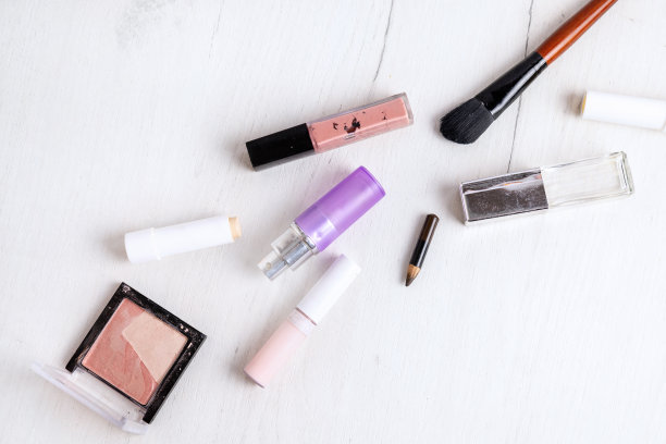 集旧化妆品于白色背景，复制空间。图片下载