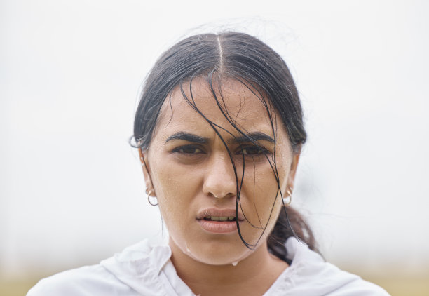 雨，健身和面部肖像的妇女在训练休息在户外的自然有氧锻炼休息。跑步者，冬天和健康的印度女孩在雨天运动后出汗图片下载