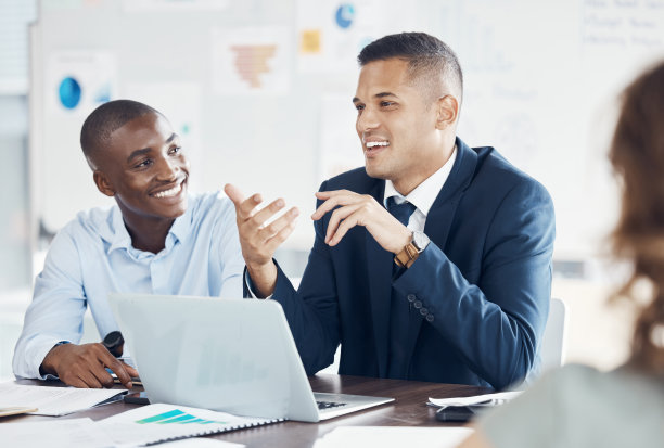 笔记本电脑，协作和业务人员在一个公司会议一起在办公室会议室。团队合作，计划和专业的团队工作在一个项目与计算机在工作场所图片下载