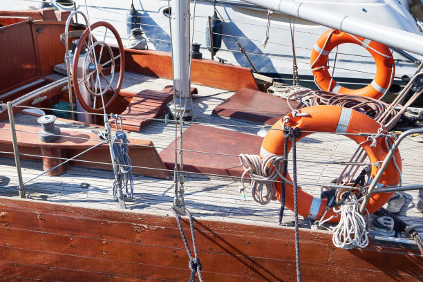 游艇木质甲板和方向盘复古复古图片下载