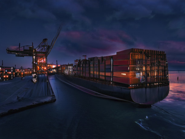 夜间货运船的鸟瞰图。图片下载