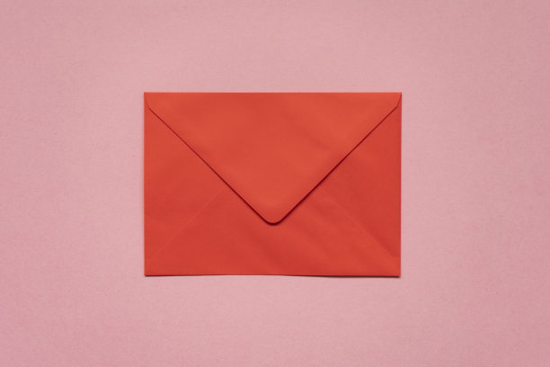 粉红色背景的红信封图片下载