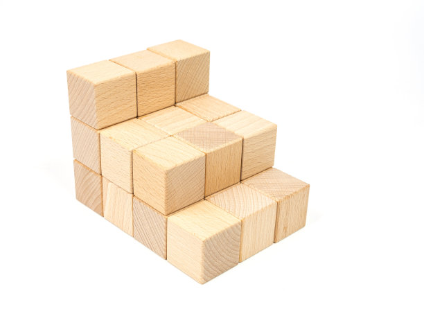 白色背景上的木质立方体结构图片下载