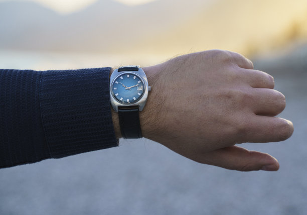 古董腕表戴在男人的手臂上，拉近距离图片下载