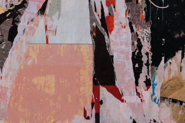 撕破的纸海报街道墙表面。垃圾粗糙肮脏生锈的背景图片下载