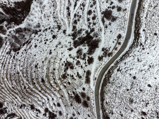 雪天蜿蜒道路的俯视图图片下载