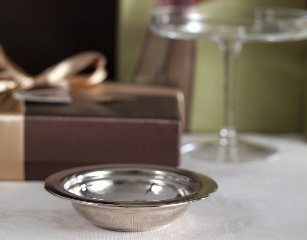 礼品盒和空银杯图片下载