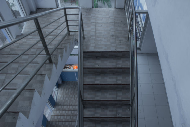 你可以看到楼下的楼梯图片下载